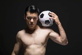 浓眉：弗拉格在琢磨如何在高压下打好球，把球稳稳传给队友