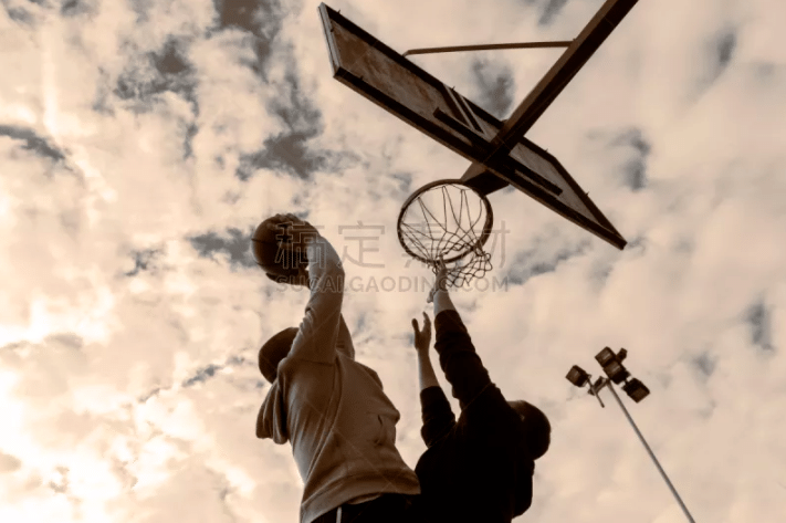 为什么投手在被击出长打后会要求主审检查棒球的缝线是否平整